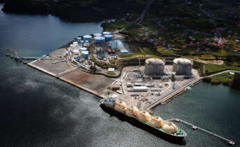 La terminal de graneles líquidos del puerto de Ferrol, con Reganosa a un lado y Forestal del Atlántico al otro / Autoridade Portuaria de Ferrol San Cibrao