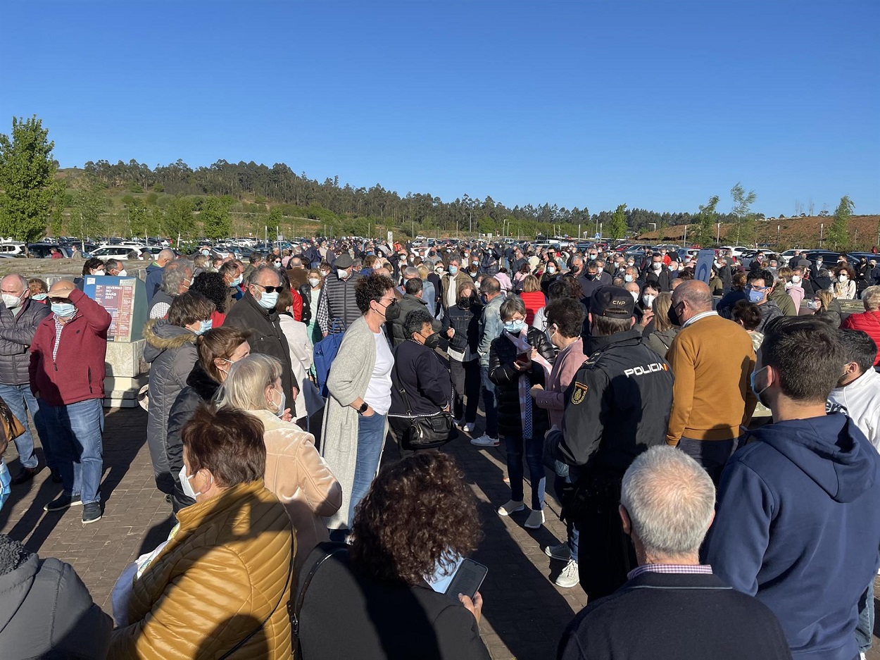 Personas se aglomeran en la vacunación masiva de Santiago de Compostela a 6 de abril de 2021. - Álvaro Ballesteros - Europa Press