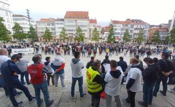 Momento de la concentración en la Plaza de Armas de Ferrol, parte de la jornada de huelga convocada por los trabajadores de Cándido Hermida / Cedida