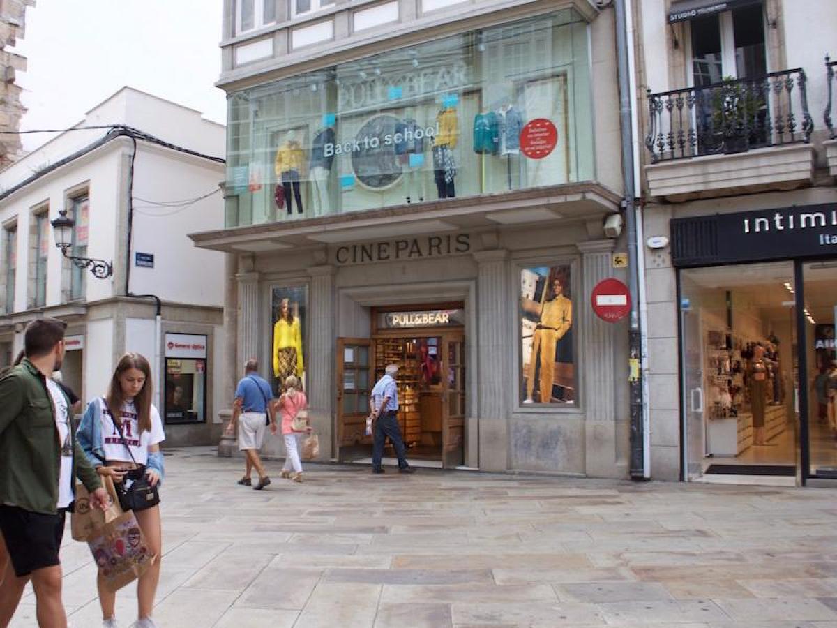 La calle Real de A Coruña perderá el emblemático establecimiento de Pull&Bear ubicado en el antiguo cine París / Business Insider/Mary Hanbury