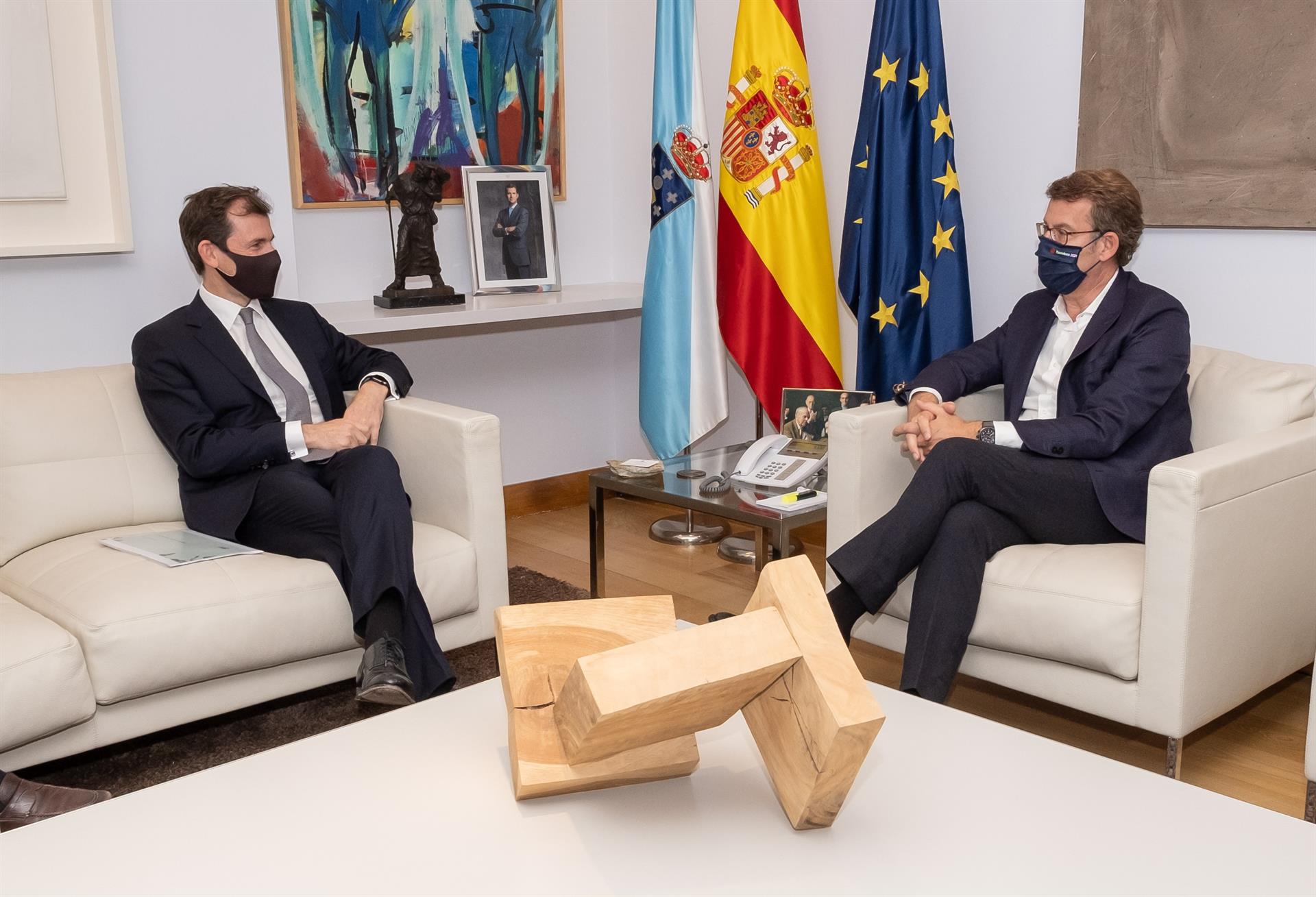 El presidente de la Xunta se reúne con representantes de EDP en San Caetano. Xunta de Galicia