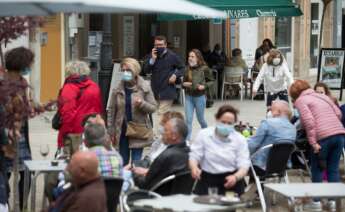 Varias personas, en la terraza de un bar a 9 de mayo de 2021, en Ribadeo, Lugo, Galicia (España). El segundo estado de alarma impuesto por el Gobierno de España para frenar la pandemia del coronavirus ha finalizado a las 00:00 horas de este domingo y tras - Carlos Castro - Europa Press