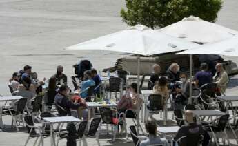 Varias personas en la terraza de un bar, a 29 de mayo de 2021, en A Coruña. - M. Dylan - Europa Press