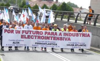 Imagen de archivo con una manifestación de la industria electrointensiva, con trabajadores de Alcoa, Ferroatlántica y Celsa / CIG