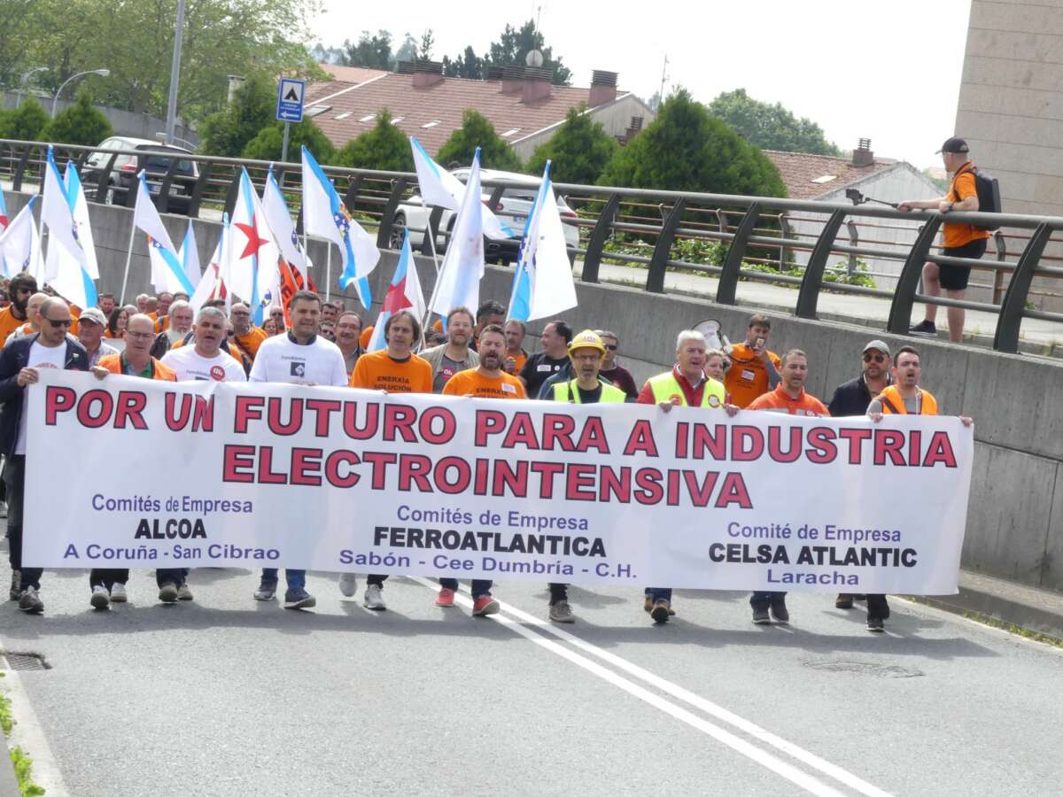 Imagen de archivo con una manifestación de la industria electrointensiva, con trabajadores de Alcoa, Ferroatlántica y Celsa / CIG