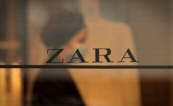 Una trabajadora de la emblemática tienda de Zara en la calle Juan Flórez de A Coruña, la primera abierta por el fundador de Inditex, Amancio Ortega. EFE/Cabalar