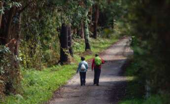Dos personas caminando. Foto: Turismo A Coruña