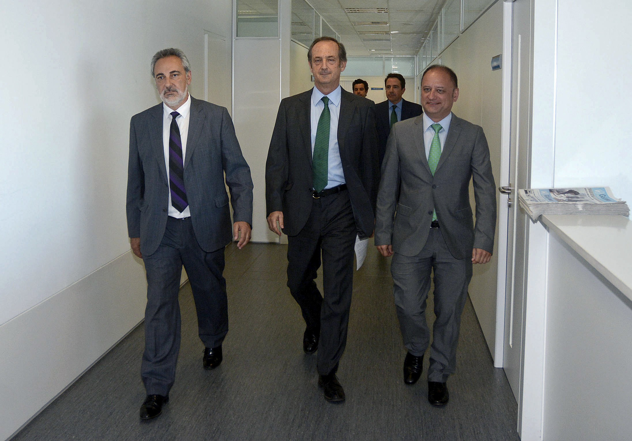 Imagen de archivo del presidente y consejero delegado de Ence, Ignacio de Colmenares (c) acompañado del exdelegado de la Xunta Jose Manuel Cores (i) y el director de la factoría Antonio Casal, durante la firma de un pacto ambiental entre la empresa y la Xunta de Galicia / EFE (Salvador Sas)