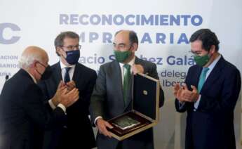 El presidente de Iberdrola, Ignacio Sánchez Galán, recibe un galardón de los empresarios de A Coruña en un acto con el presidente de la Xunta, Alberto Núñez Feijóo, y el líder de la patronal, Antonio Garamendi