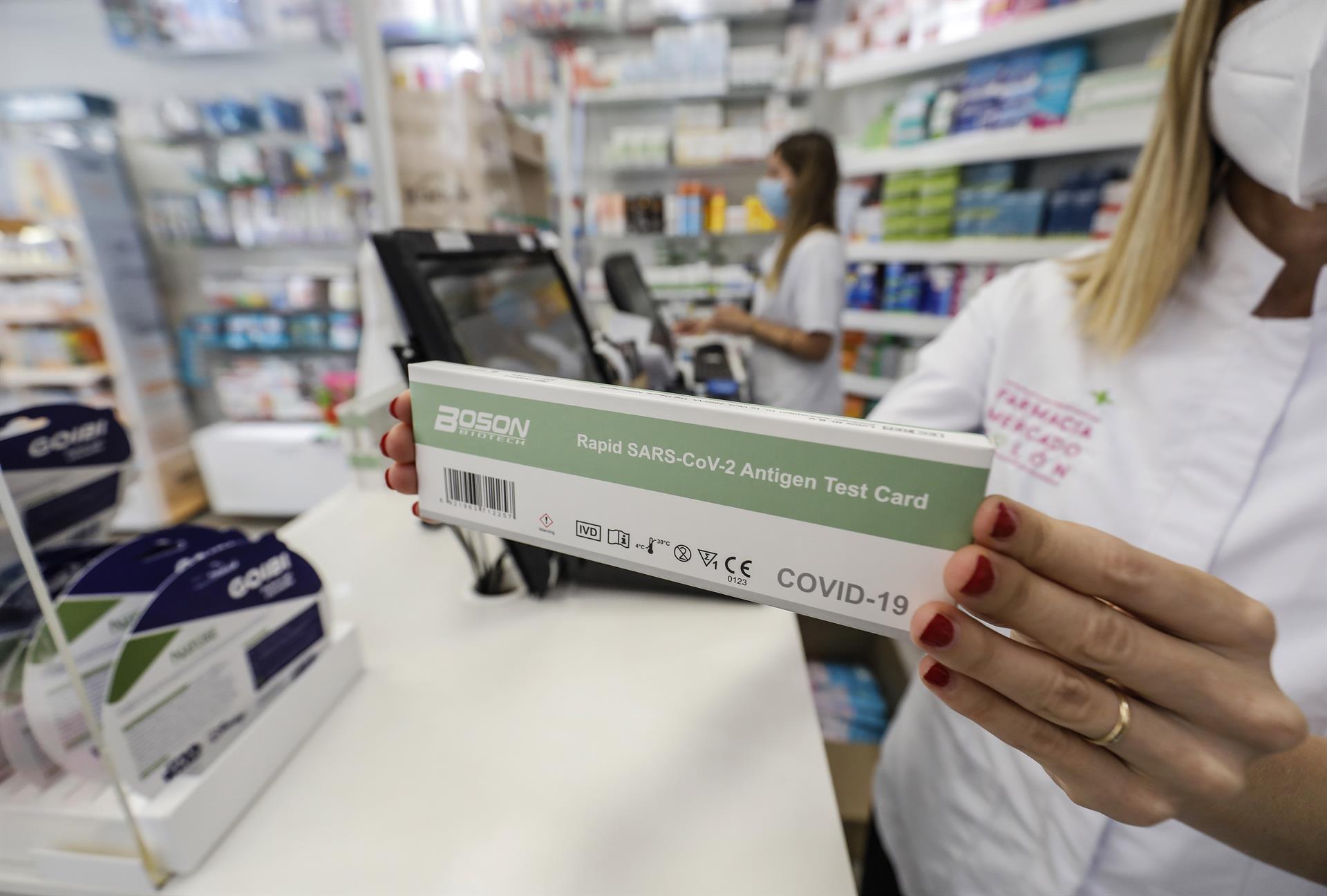 Una caja con test de antígenos contra la COVID-19 en una farmacia. - Rober Solsona