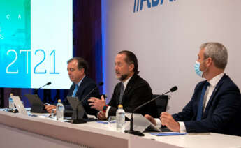 e izquierda a derecha: Francisco Botas, consejero delegado de ABANCA; Juan Carlos Escotet Rodríguez, presidente de ABANCA; y Alberto de Francisco, director general de Finanzas de ABANCA