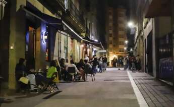 Varias terrazas con clientes durante la primera noche de la reapertura del ocio nocturno con condiciones en Galicia. Foto: Europa Press
