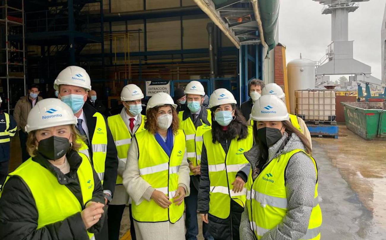La ministra de Hacienda, María Jesús Montero, y la presidenta de SEPI, Belén Gualda, visitan los astilleros de Navantia en San Fernando / Navantia