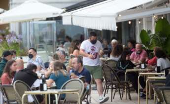 Clientes en una terraza en A Mariña lucense. - Carlos Castro - Europa Press