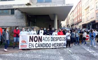 Concentración delante de los juzgados de Ferrol por los despidos de Cándido Hermida- Foto: Europa Press