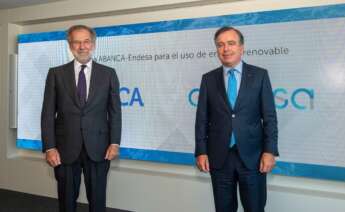 El consejero delegado de Abanca, Francisco Botas, y el director general de Comercialización de Endesa, Javier Uriarte, suscriben un acuerdo de suministración de energía renovable de origen gallego a largo plazo. Foto: Abanca