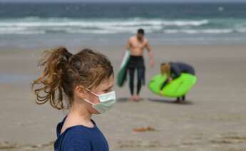 Una niña lleva una mascarilla en la Playa das Salseiras, a 3 de abril de 2021, en el municipio de A Laracha, A Coruña - M. Dylan / Europa Press - Europa Press - Archivo