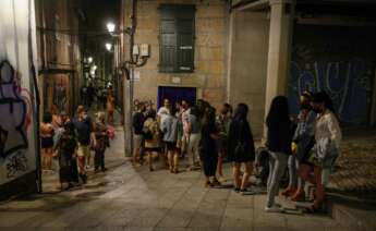 Varias personas en ambiente festivo en el centro de Ourense, a 10 de julio de 2021, en Ourense, Galicia (España). El ocio nocturno en Galicia vive este fin de semana su segunda reapertura al público. Esta medida solo se produce en municipios con - Rosa Veiga -