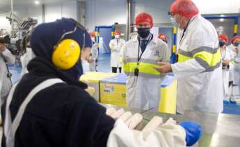 El presidente de la Xunta, Alberto Núñez Feijóo, en una visita a nuevas instalaciones de Iberconsa en Vigo. Foto: EFE