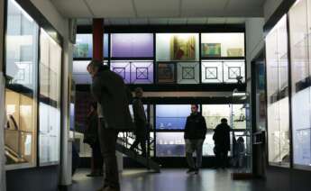 Imagen de archivo de clientes en la Galería Sargadelos en Ferrol, que anunció su cierre en la ciudad en el año 2017. EFE/Kiko Delgado