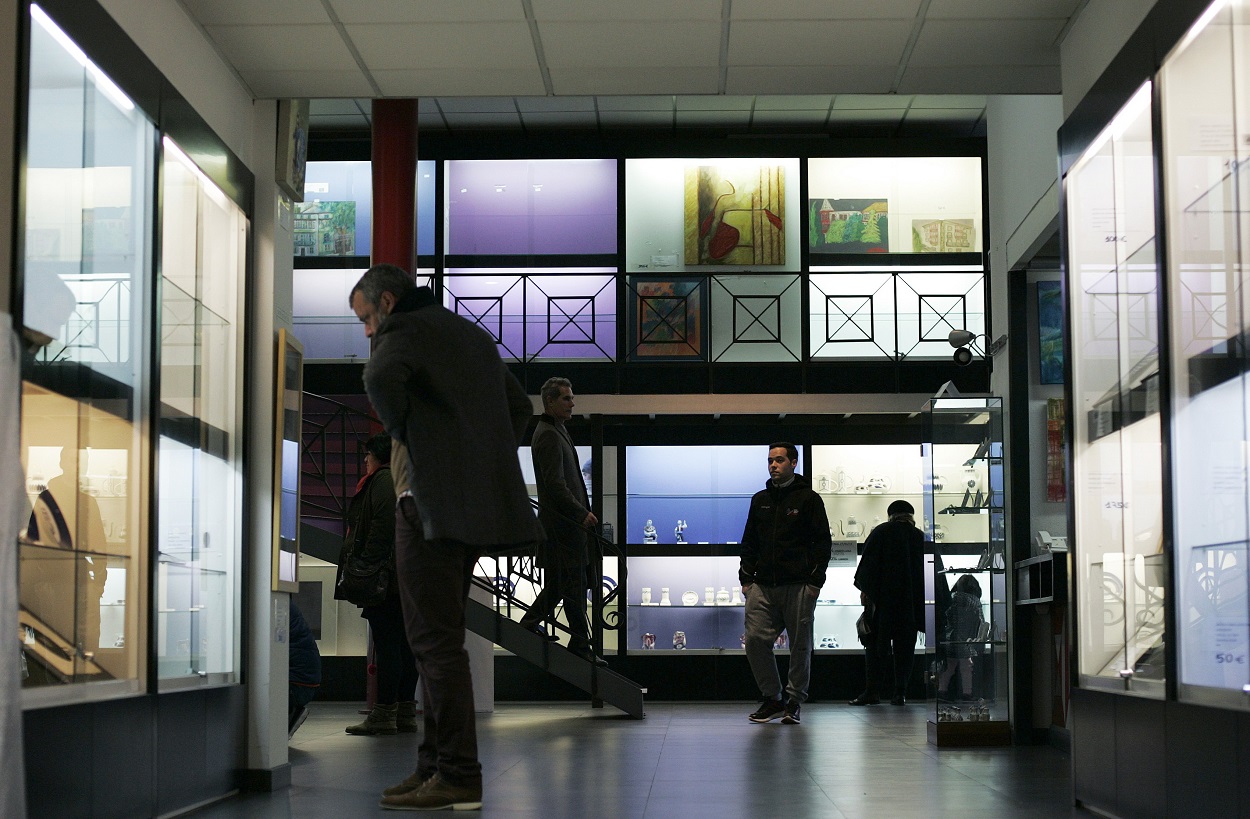 Imagen de archivo de clientes en la Galería Sargadelos en Ferrol, que anunció su cierre en la ciudad en el año 2017. EFE/Kiko Delgado