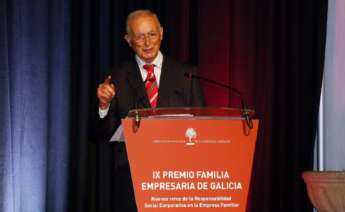 Luis Fernández Somoza, recibe un premio de la Asociación Gallega de Empresa Familiar. Foto: AGEF