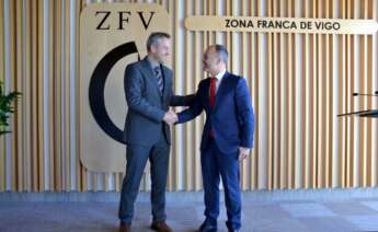 David Regades con el director de la planta de Stellantis en Vigo, Ignacio Bueno