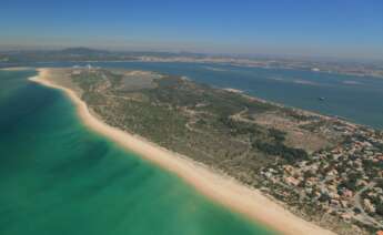 La península de Tròia se adentra en el mar desde la playa de Comporta / Pestana