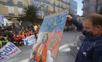 El presidente del Comité de Empresa de Alcoa, José Antonio Zan, en una concentración conjunta de trabajadores de las fábricas de Alcoa y de Vestas situadas en A Mariña (Lugo), frente a la Subdelegación del Gobierno - Carlos Castro