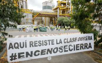 Al otro lado de la manifestación contra Ence, los trabajadores de la empresa se han concentrado detrás de una pancarta en la que se lee: `Aquí resiste la clase obrera - Marta Vázquez Rodríguez