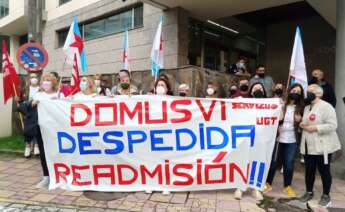 Protesta ante las puertas de los juzgados por el despido de una trabajadora de Domus VI, que acepta despido improcedente