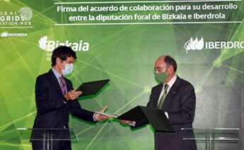 El diputado general de Bizkaia, Unai Rementeria, (i) y el presidente de Iberdrola, Ignacio Galán, (d) durante la firma del Global Smart Grids Innovation Hub. EFE/Luis Tejido
