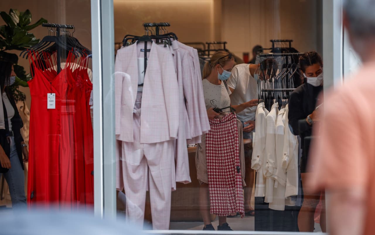 Tienda de ropa en España /EFE/Javier Etxezarreta
