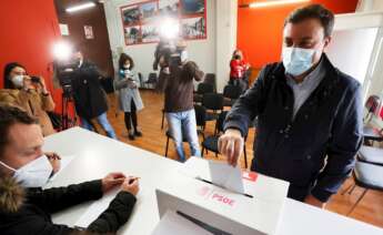 Valentín González Formoso, votando durante las primarias del PSdeG. EFE/Kiko Delgado