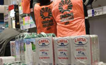 Miembros de Unións Agrarias retiran productos de Capsa en el establecimiento de Carrefour en el centro comercial As Cancelas de Santiago / Unións Agrarias