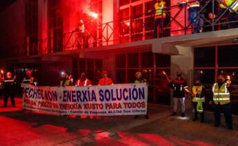 Trabajadores de la planta de la empresa Alcoa en San Cibrao participan en una marcha nocturna pro las calles del municipio de Xove / EP