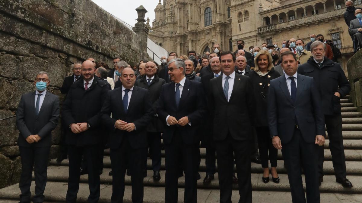 Juan Manuel Vieites y Antonio Garamendi al frente de la comitiva de empresarios en la praza do Obradoiro de Santiago