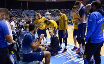 Moncho Fernández junto a sus jugadores en un tiempo muerto / Monbus Obradoiro