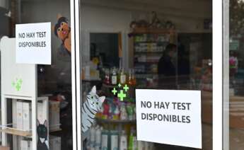Las farmacias tienen problemas para satisfacer la demanda de test para detectar el Covid / EFE