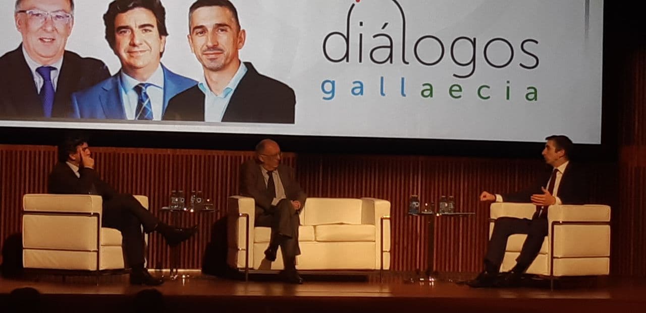 Martín Fernández Prado y Nuno Araújo con Fernando González Laxe en el Foro Diálogos Gallaequia
