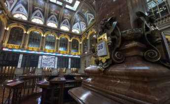 Vista del parqué madrileño de la Bolsa este lunes que ha abierto con abultadas pérdidas del 2,13 % ante el aumento de las tensiones con Rusia, que después de las nuevas sanciones financieras impuestas por Occidente tras la invasión de Ucrania, ha aumentado la alerta sobre sus fuerzas nucleares. EFE/ Altea Tejido