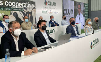 Juan Gallastegui, en el centro, durante la asamblea general de Clun