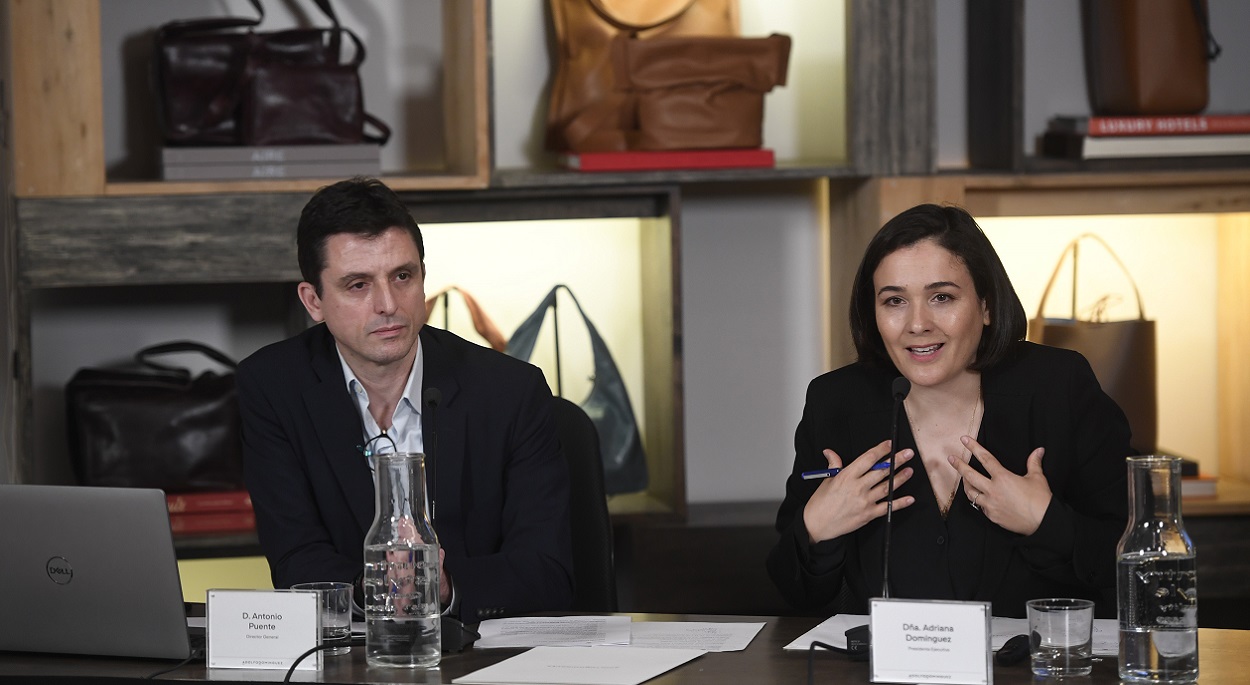 Antonio Puente, consejero delegado de Adolfo Domínguez, y su presidenta, Adriana Domínguez. Punto GA-M. Riopa