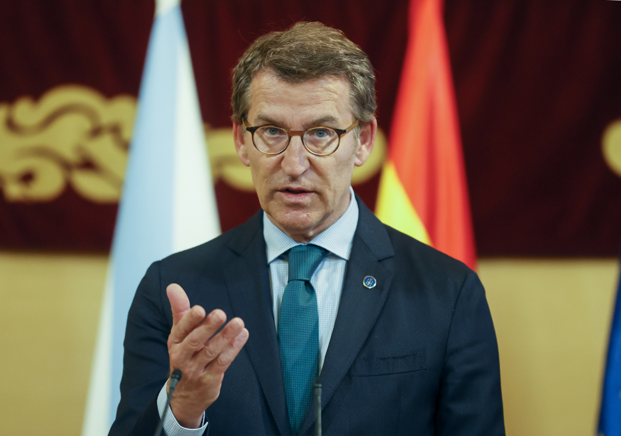 El presidente de la Xunta, Alberto Núñez Feijóo, durante su intervención de despedida tras presentar su renuncia en una reunión extraordinaria del Consello, esta mañana en Santiago de Compostela. EFE/Lavandeira jr