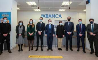 Visita del consejero delegado de Abanca, Francisco Botas, a una oficina de Ribadavia