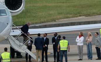 El rey emérito llega al aeropuerto de Vigo
