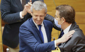 Alfonso Rueda (c) es felicitado por Alberto Núñez Feijóo tras pronunciar su discurso de investidura en el Parlamento gallego en la primera jornada del debate tras el cual relevará a Núñez Feijóo en la Presidencia de la Xunta, este martes, en el Parlamento de Galicia en Santiago de Compostela. EFE/Lavandeira jr