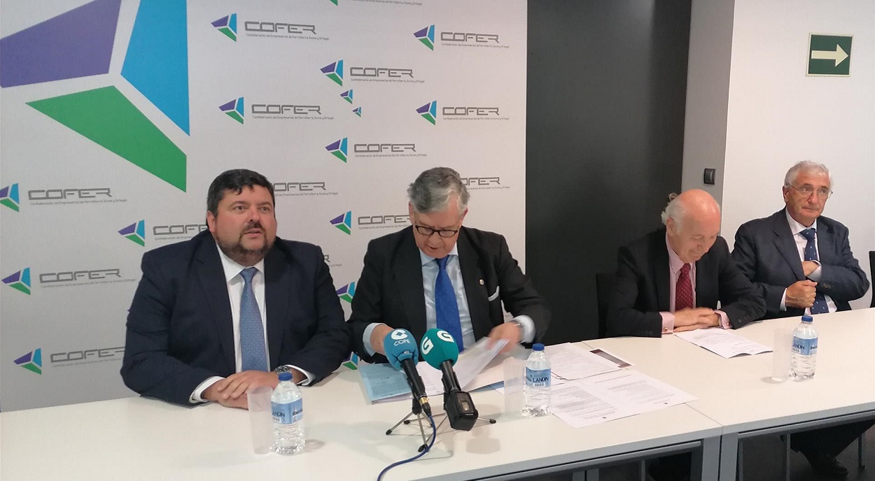 El presidente de la patronal, Juan Manuel Vieites (segundo por la izq.) reivindica la eólica marina y terrestre en un acto en Ferrol. Foto: Europa Press
