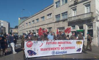 Concentración de trabajadores de Hijos de J. Barreras, convocada por la mayoría del comité, que ostenta UGT, frente a las instalaciones del astillero, en Vigo. - EUROPA PRESS