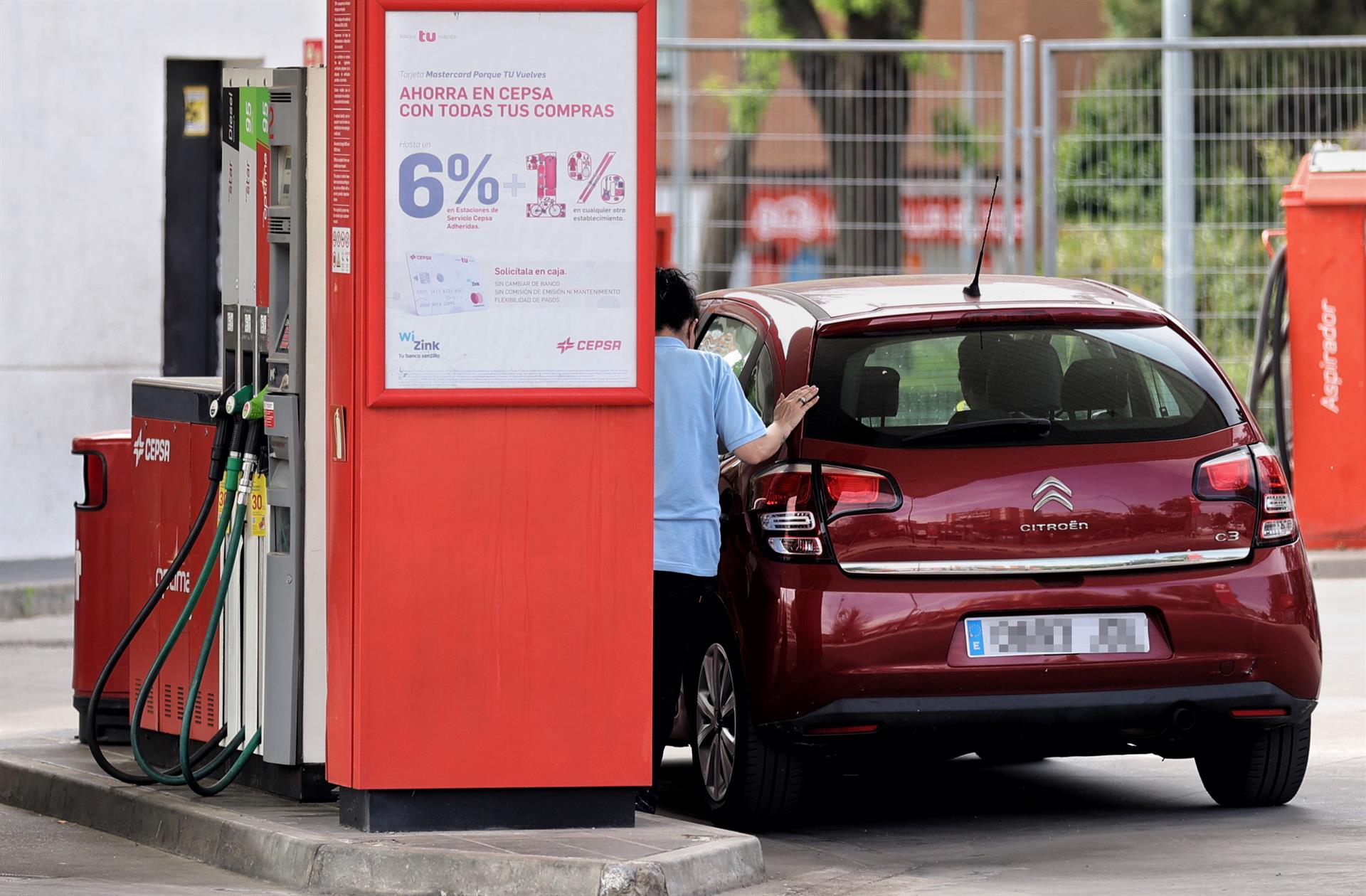 na mujer repostando en una gasolinera. - Eduardo Parra -